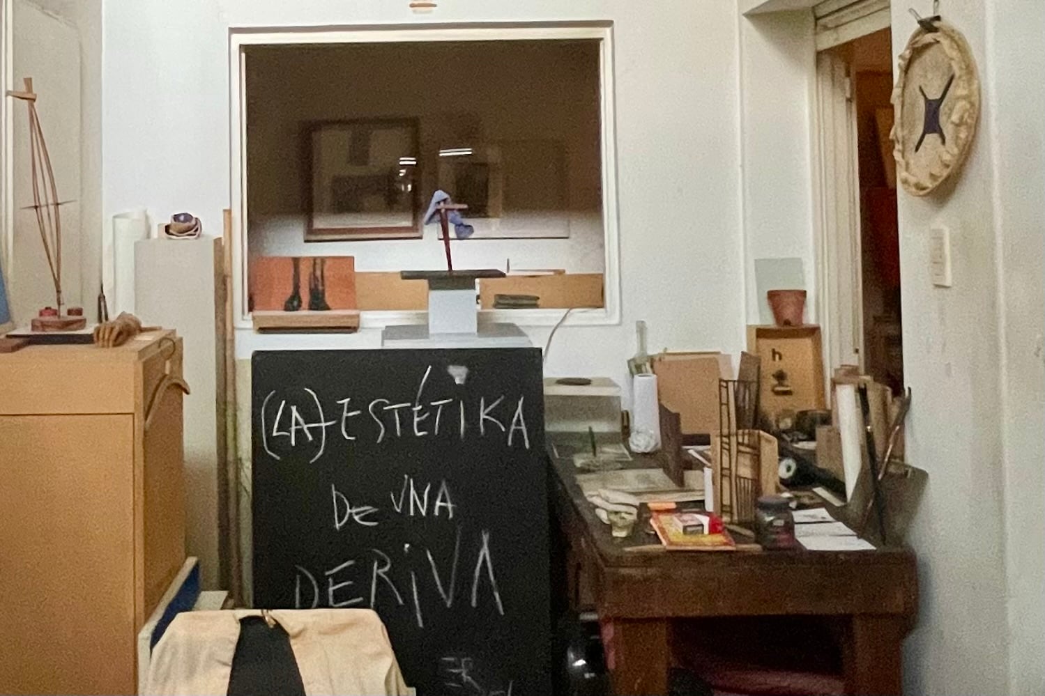 Un rincón de la casa-taller de Roberto Elía en Boedo, “(La) Estétika de una deriva”