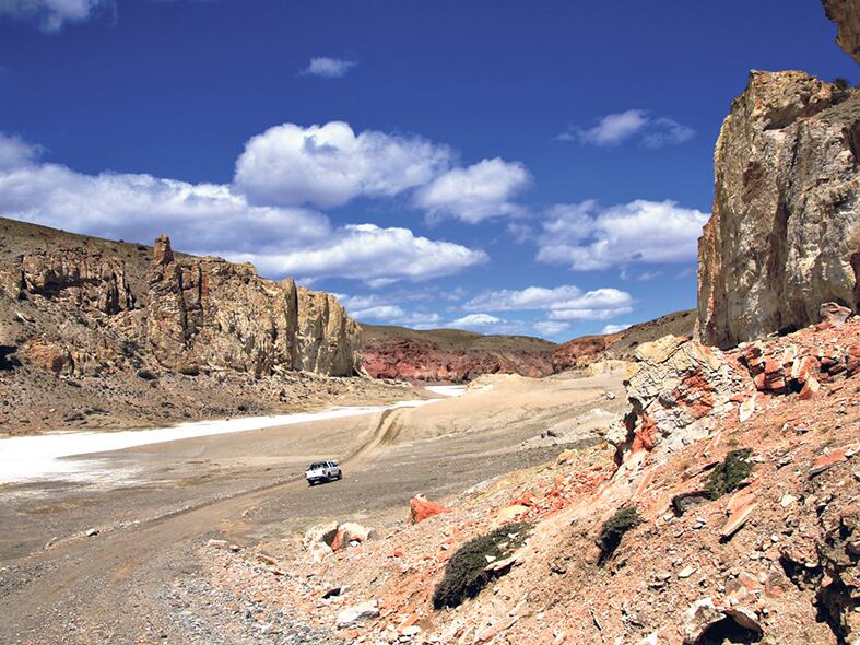El Cañadón Caracoles con su río de sal, un arroyo seco que dejó un rastro salitroso en el paisaje.