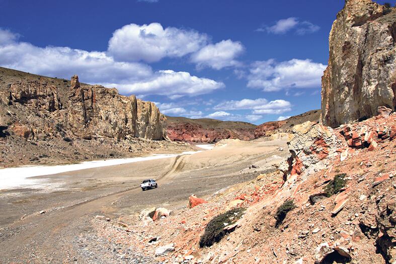 El Cañadón Caracoles con su río de sal, un arroyo seco que dejó un rastro salitroso en el paisaje.