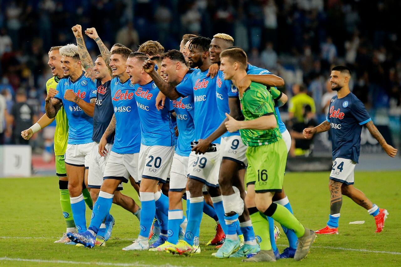 El festejo napolitano ante su gente tras batir a la Juve