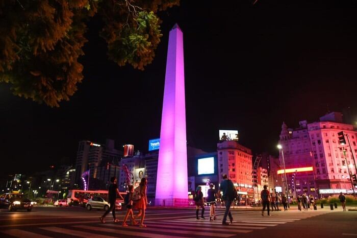 El Obelisco, iluminado de violeta por el Purple Day.