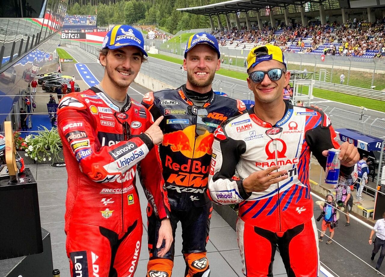 Binder (KTM), en el medio, con sus escolatas Bagnaia (Ducati) y Martín (Ducati).