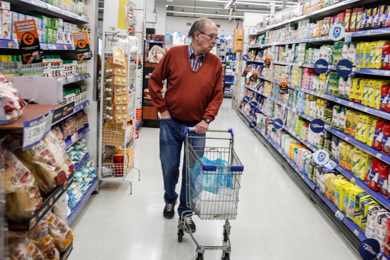 La división de alimentos y bebidas y la de prendas de vestir evolucionaron por debajo del nivel general de precios, 4,1 y 4,2 por ciento, respectivamente.