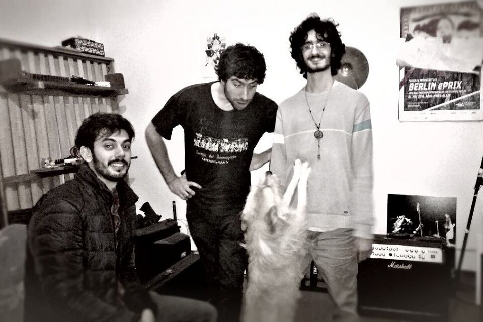 Luego de un EP rockero y de su disco de versiones africanas, el trío prepara su nuevo EP, ahora con vena setentosa.