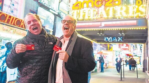 Dos felices poseedores de la tarjeta Moviepass, en una foto promocional de la compañía.