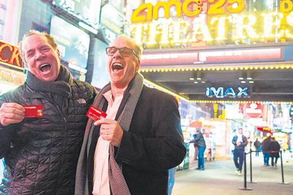 Dos felices poseedores de la tarjeta Moviepass, en una foto promocional de la compañía.