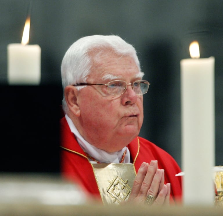 Law da misa en la Basílica de San Pedro en memoria de Juan Pablo II, en abril de 2005.