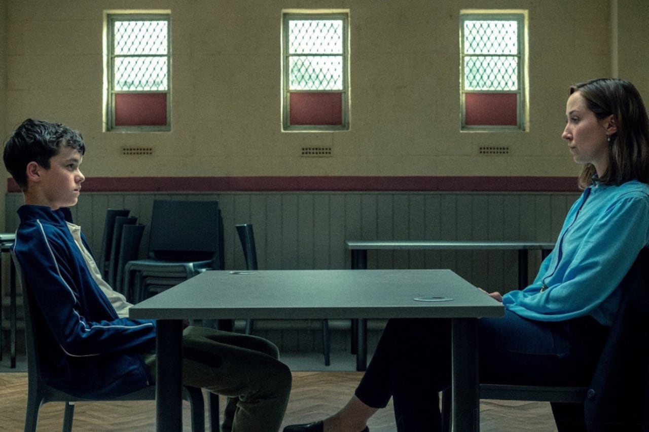 El niño que mata a su compañera y la especialista que lo interroga.