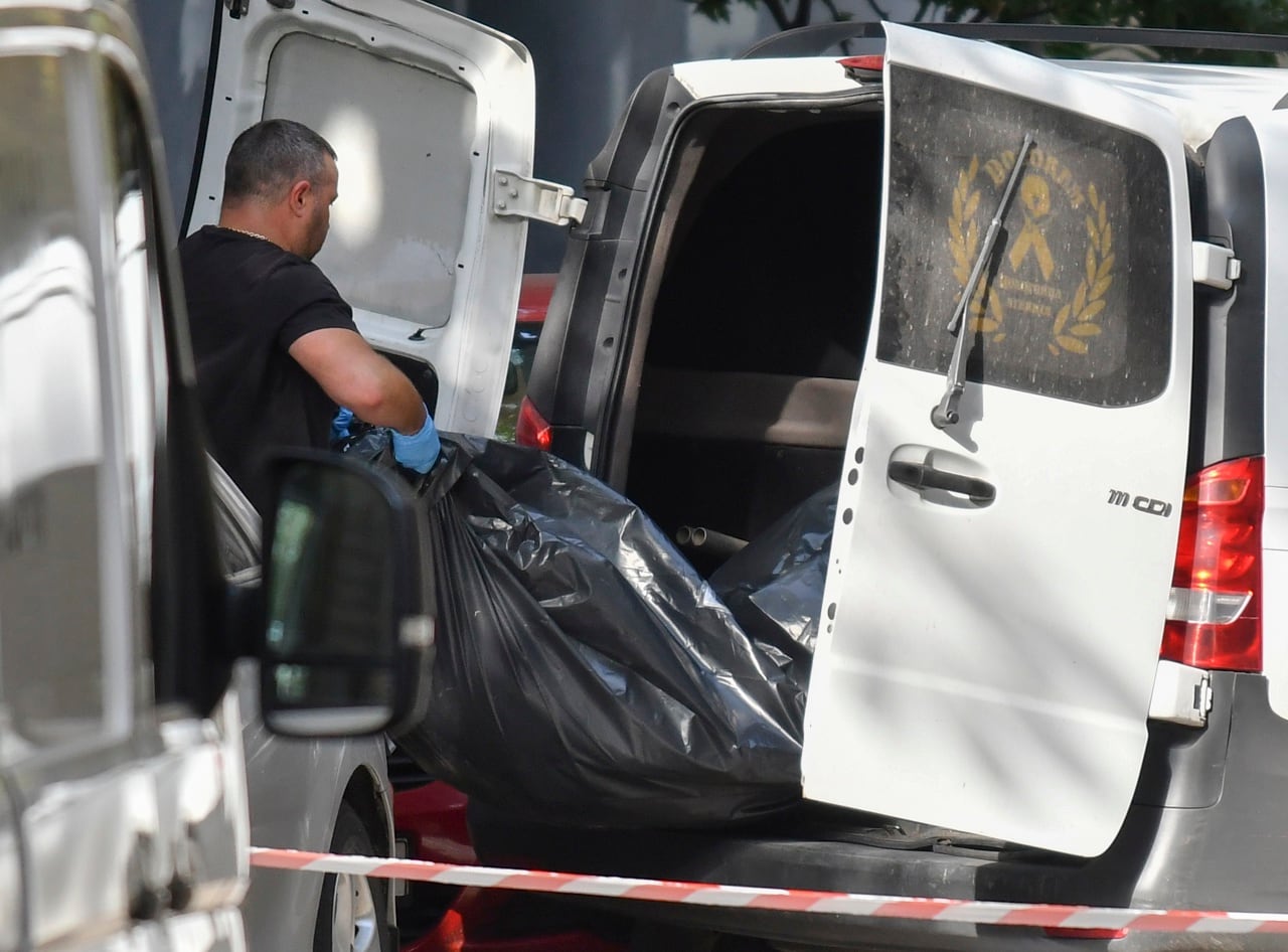 Los paramédicos se llevan el cuerpo de Parubi. 