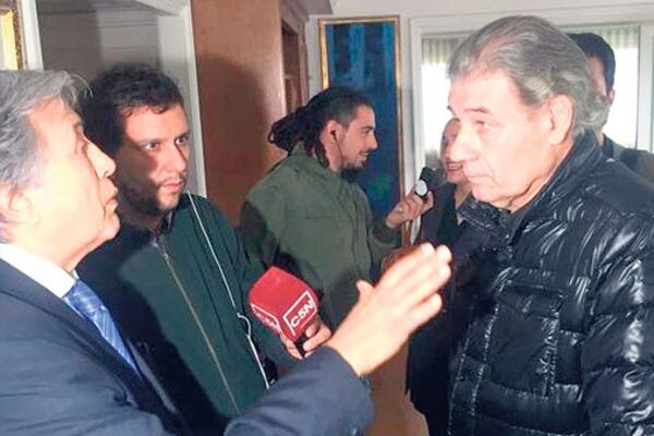 Víctor Hugo Morales llegó a su departamento cuando todavía estaban los oficiales de Justicia embargando sus bienes.