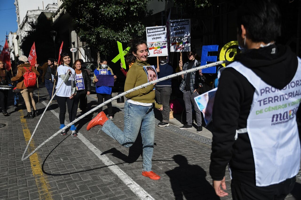 Organizaciones sociales y militantes, frente a la puerta del edificio donde se realizó la audiencia.