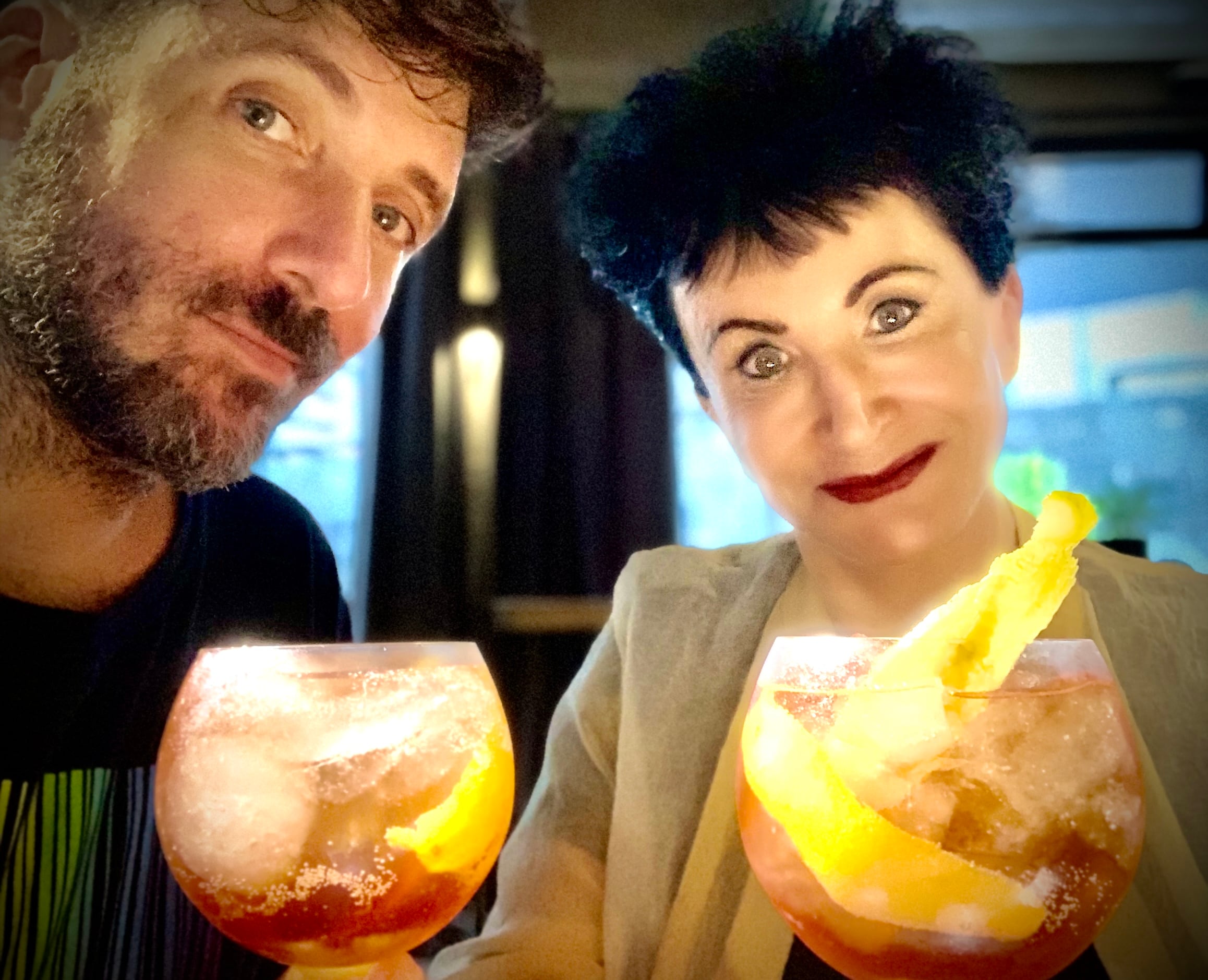 Esther Díaz brinda con Sebastián Freire, su fotógrafo de cabecera.