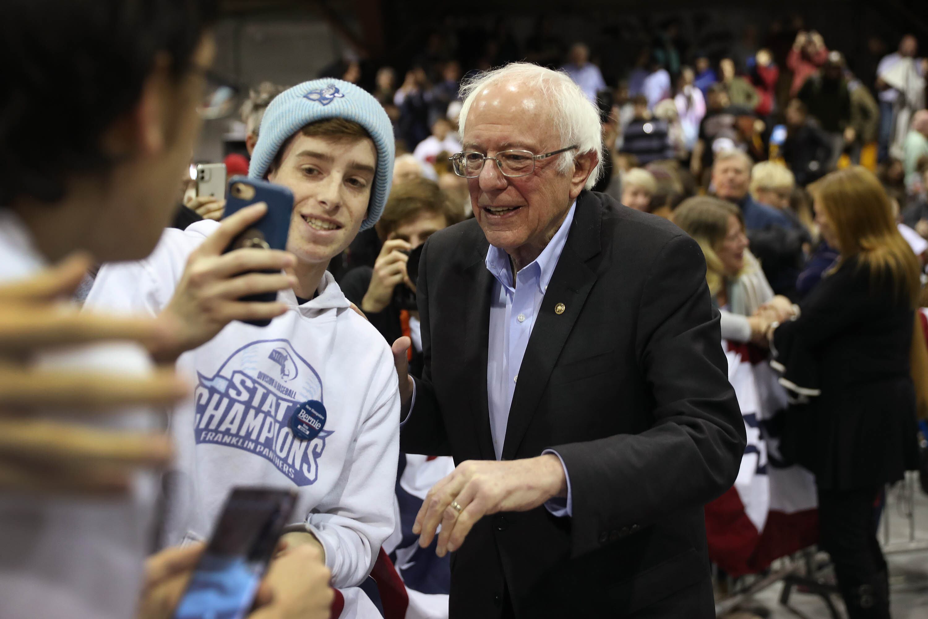 Bernie Sanders posa para la selfie con un seguidor en New Hamphire.