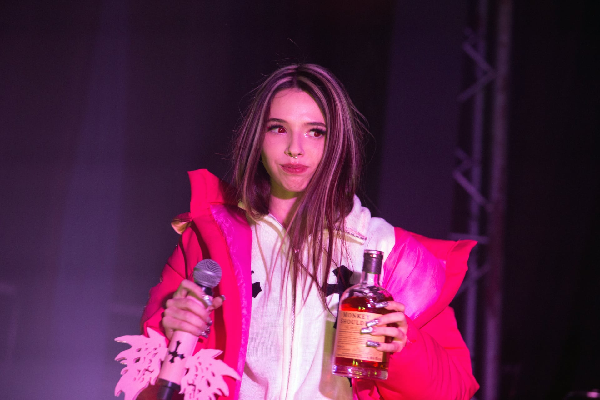 En un momento de sus shows en Niceto Club, Sara lanzó pendrives al público, cargados con temas inéditos y remixes