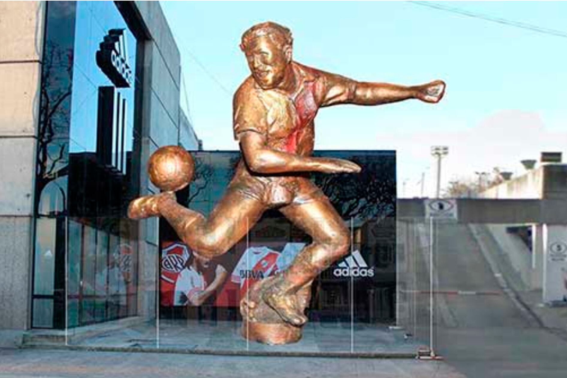 La estatua de Angel Labruna, en la puerta del Museo de River.
