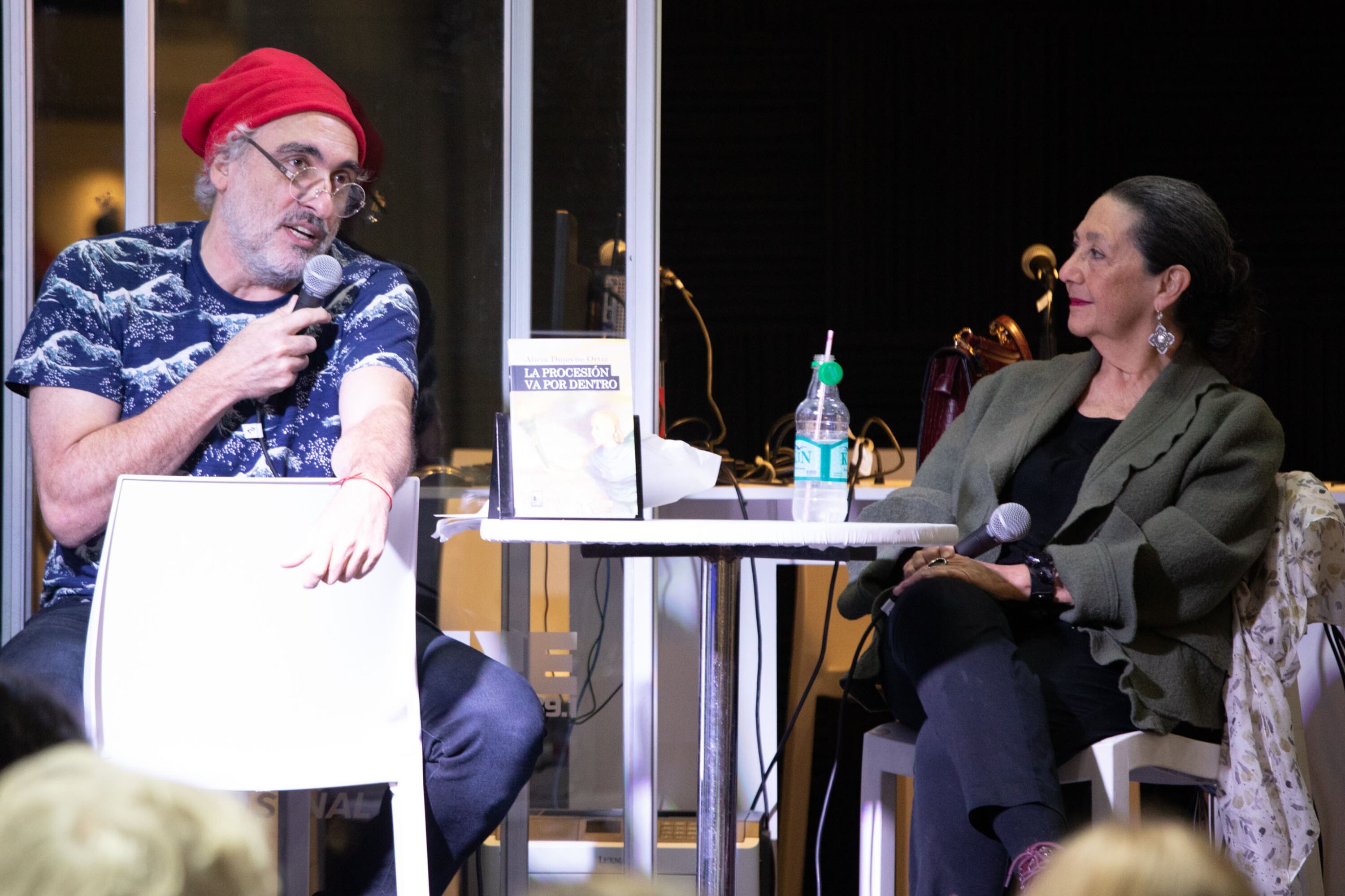 Dujovne Ortiz, acompañada por el humorista gráfico Miguel Rep, en el Stand del Grupo Octubre de la Feria. Foto: Joaquín Salguero.