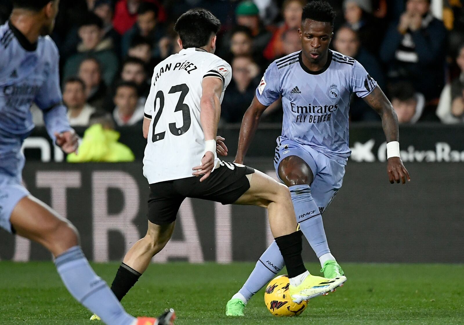 Vinicius tuvo una tarea destacada y se peleó con los hinchas locales