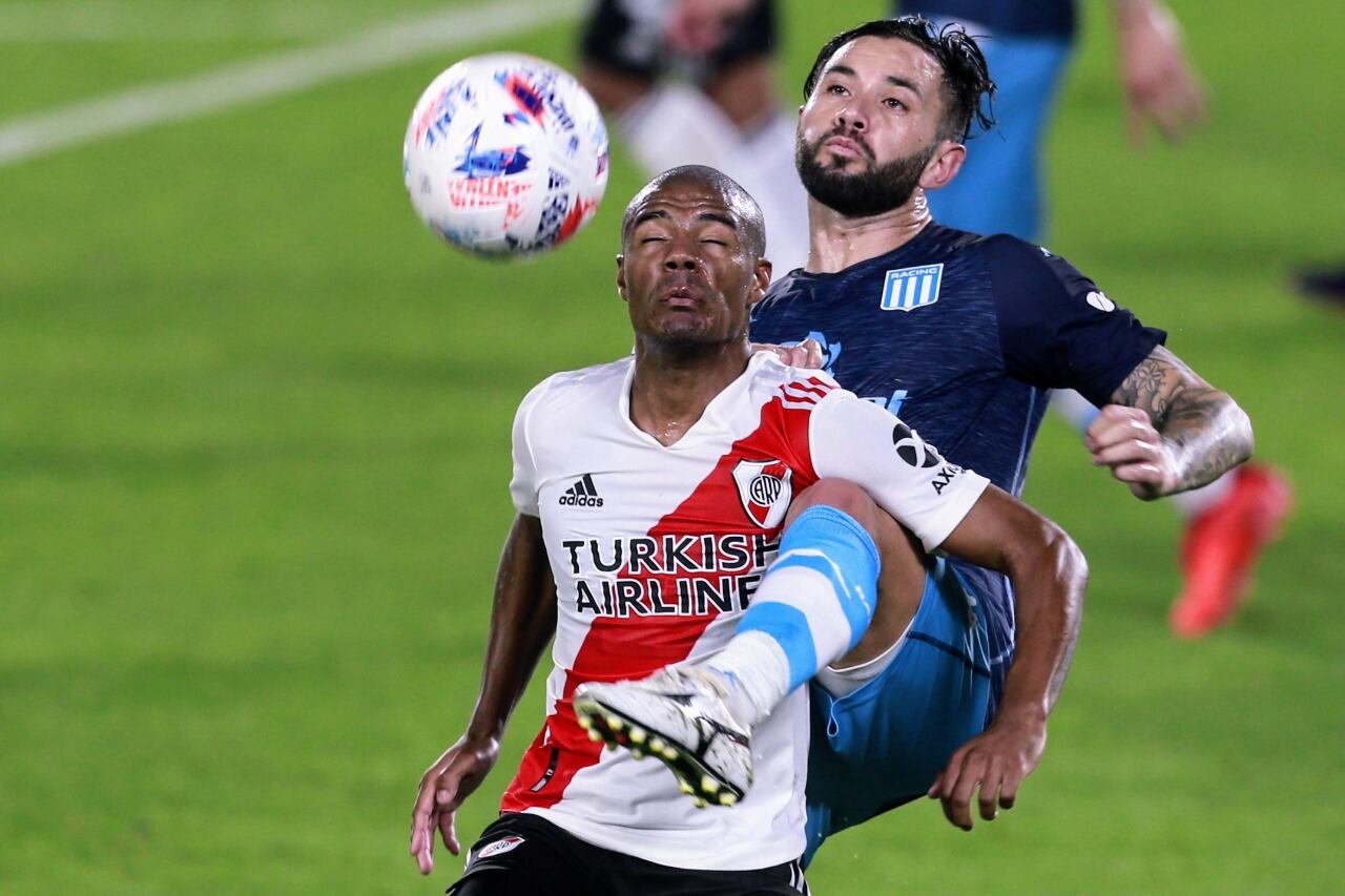 De La Cruz lucha con Eugenio Mena de Racing.