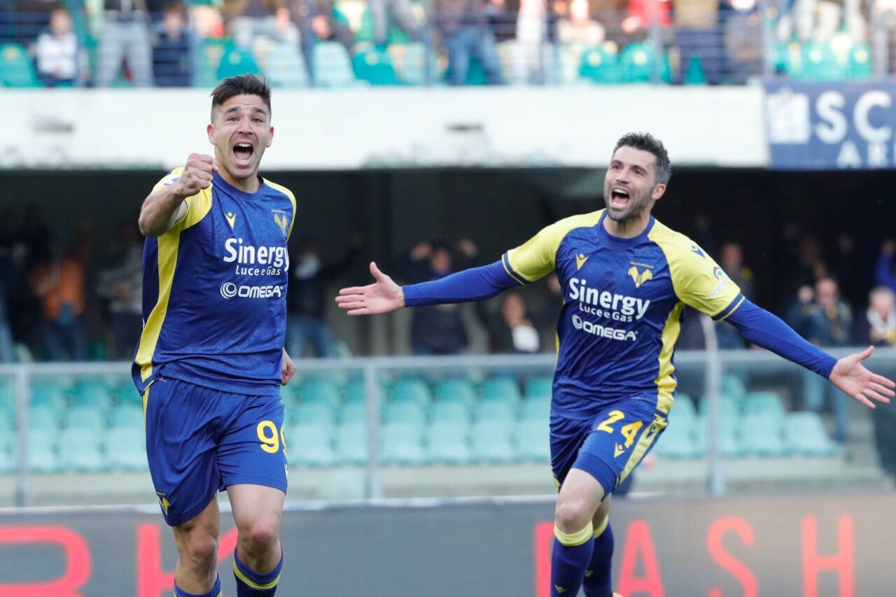 Giovanni Simeone grita su gol 16 en el Calcio para Hellas Verona