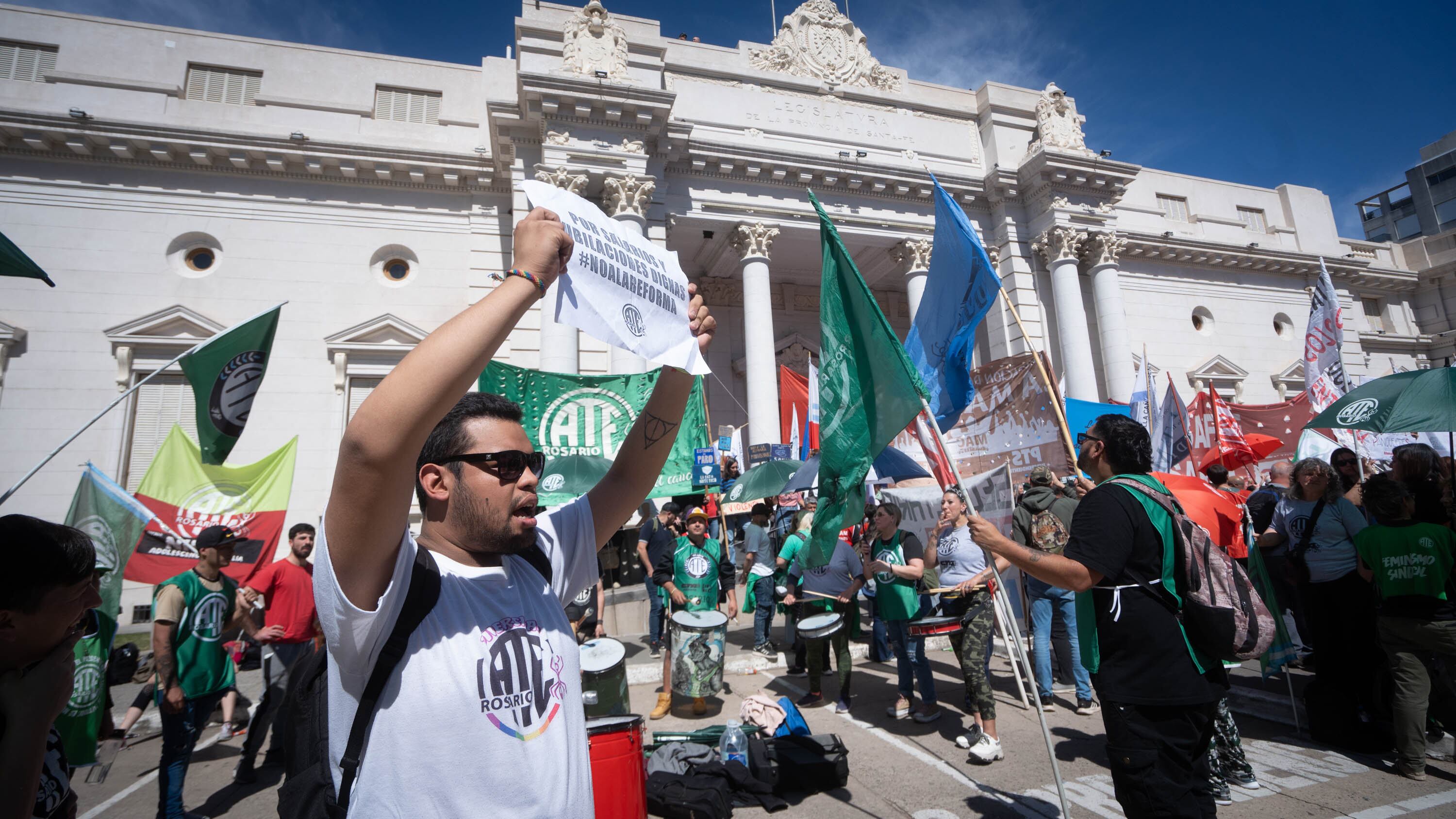 Afuera de la Legislatura los trabajadores protagonizaron otra protesta.