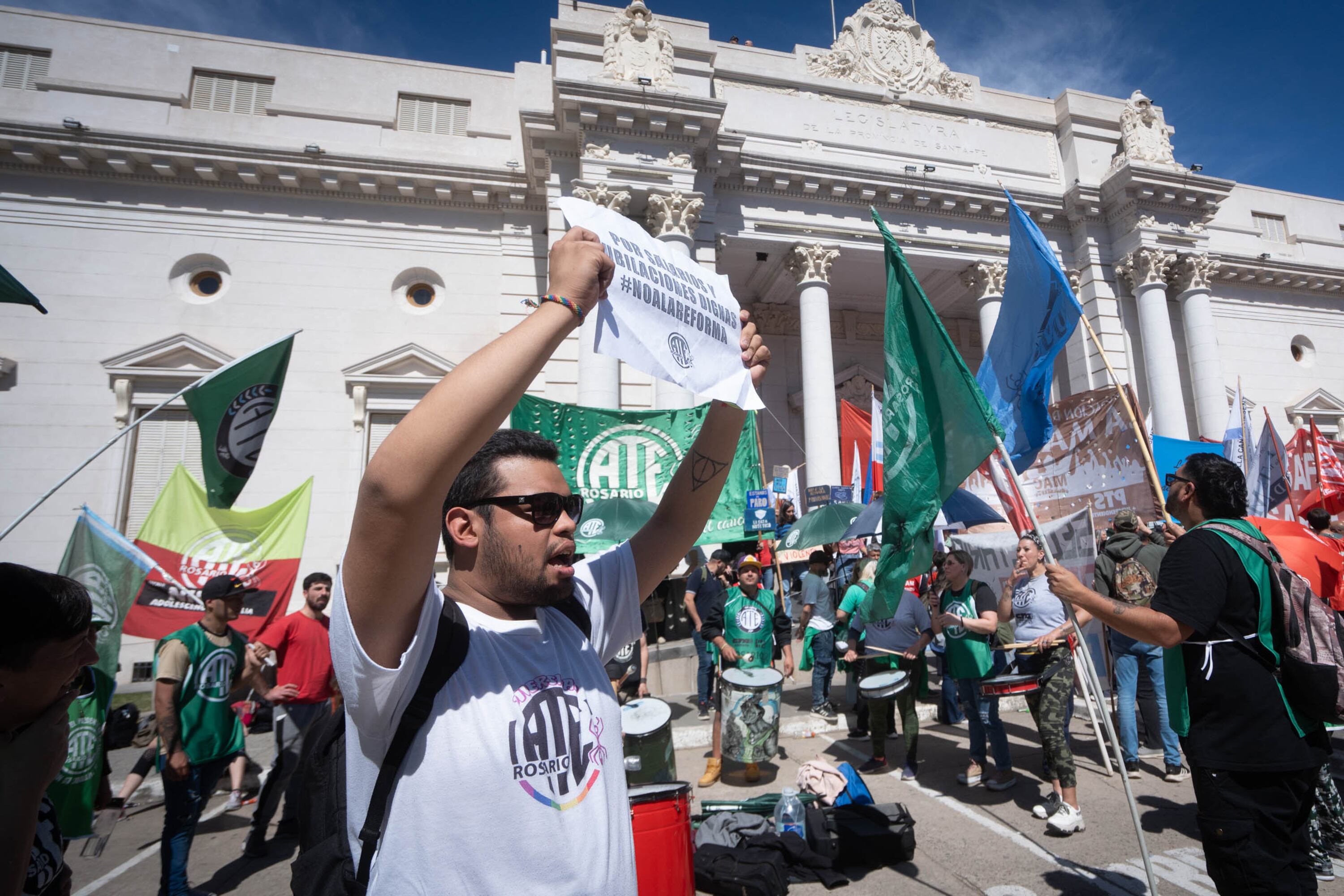 Afuera de la Legislatura los trabajadores protagonizaron otra protesta.
