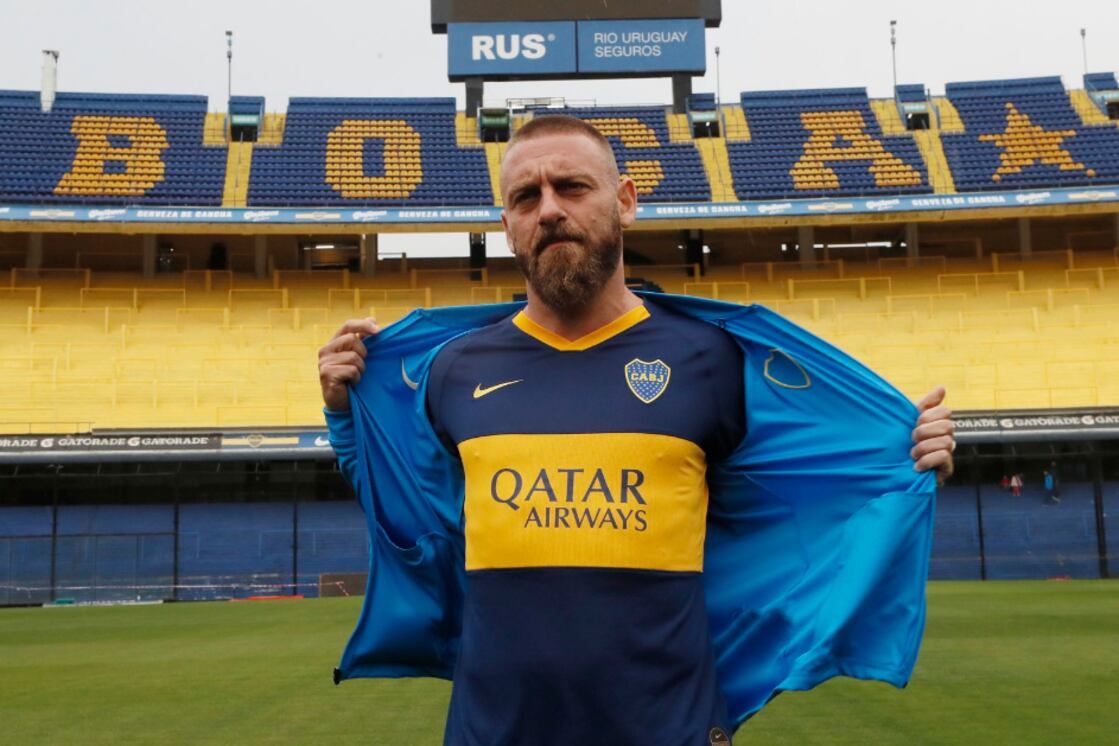 De Rossi muestra la camiseta en la mismísima Bombonera.