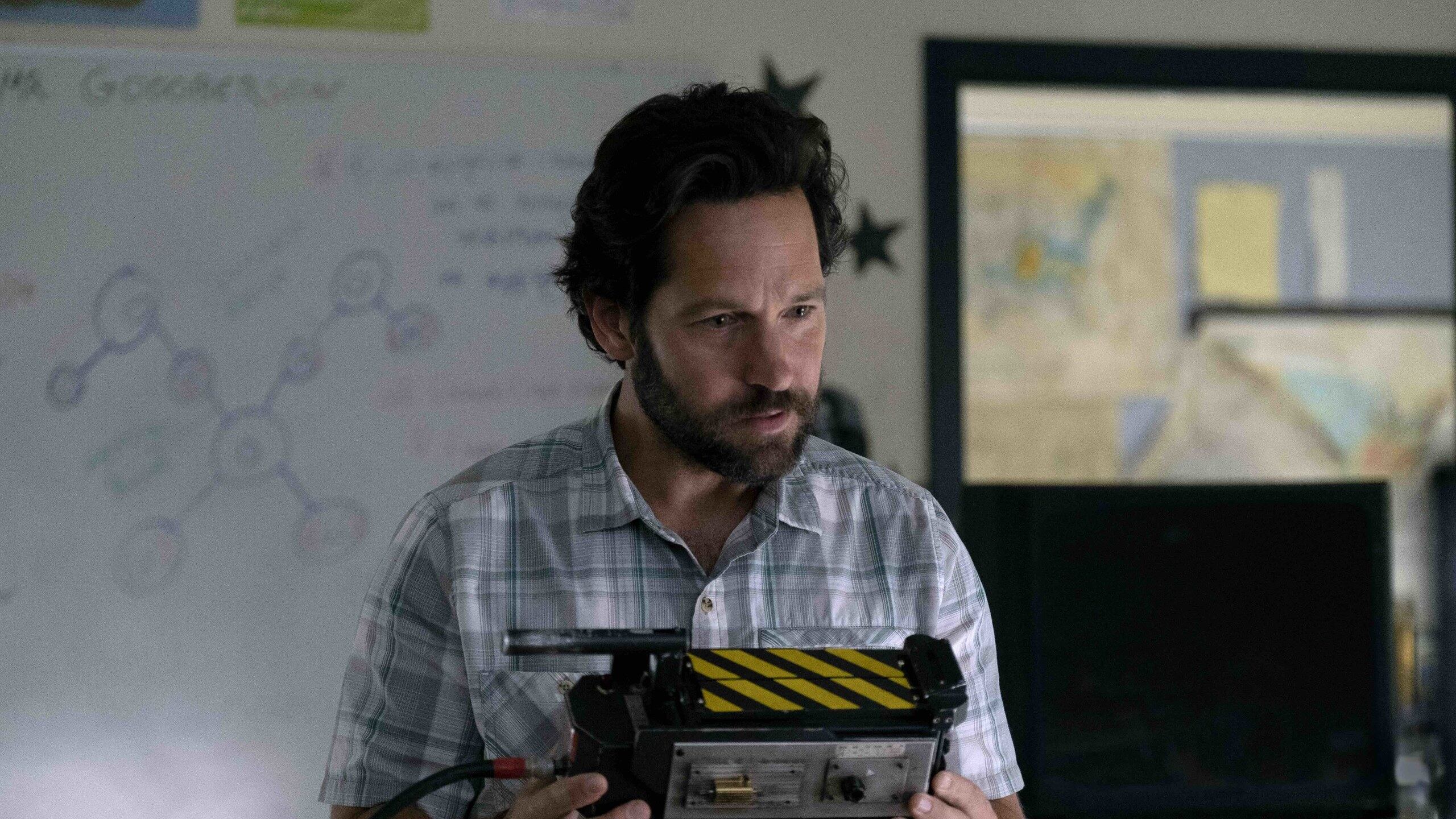 Paul Rudd enfrentado al más allá de los nuevos Cazafantasmas. 