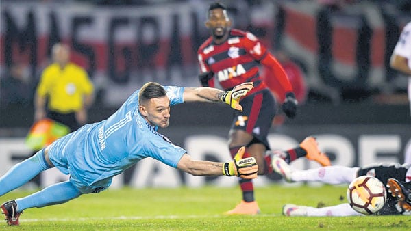 Armani vuela en la noche del Monumental para taparle el peligroso remate a Paquetá.