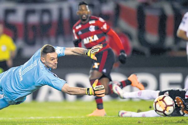 Armani vuela en la noche del Monumental para taparle el peligroso remate a Paquetá.