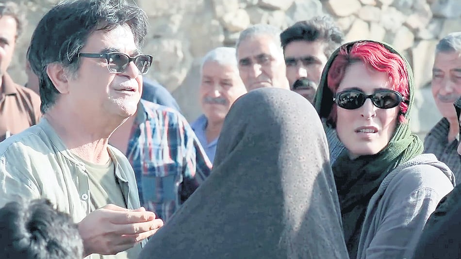 Panahi y su actriz Behnaz Jaffari llegan a una aldea remota en la frontera iraní con Turquía.