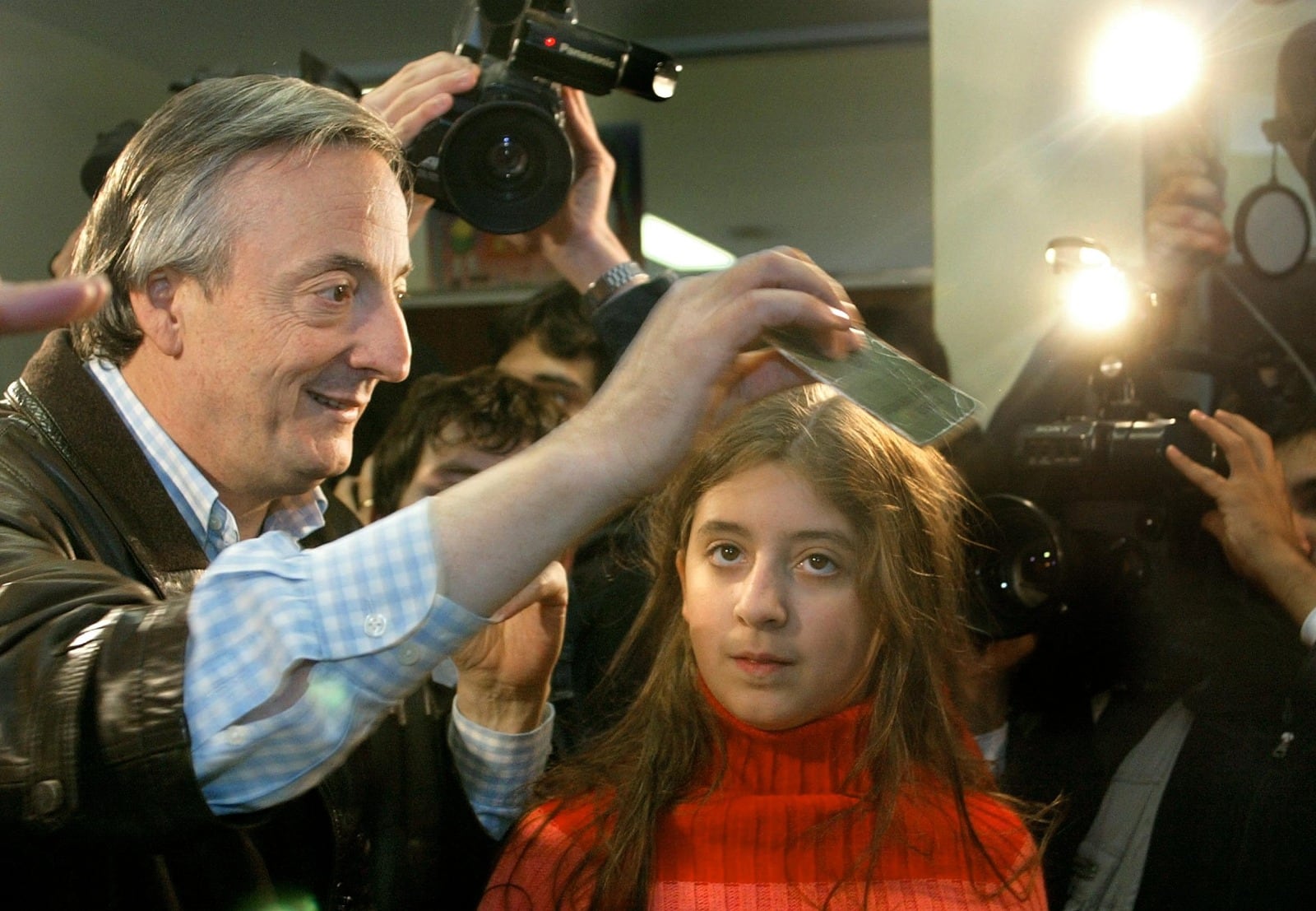 Kirchner, acompañado por su hija Florencia, vota en las elecciones que lo llevaron a la Casa Rosada.