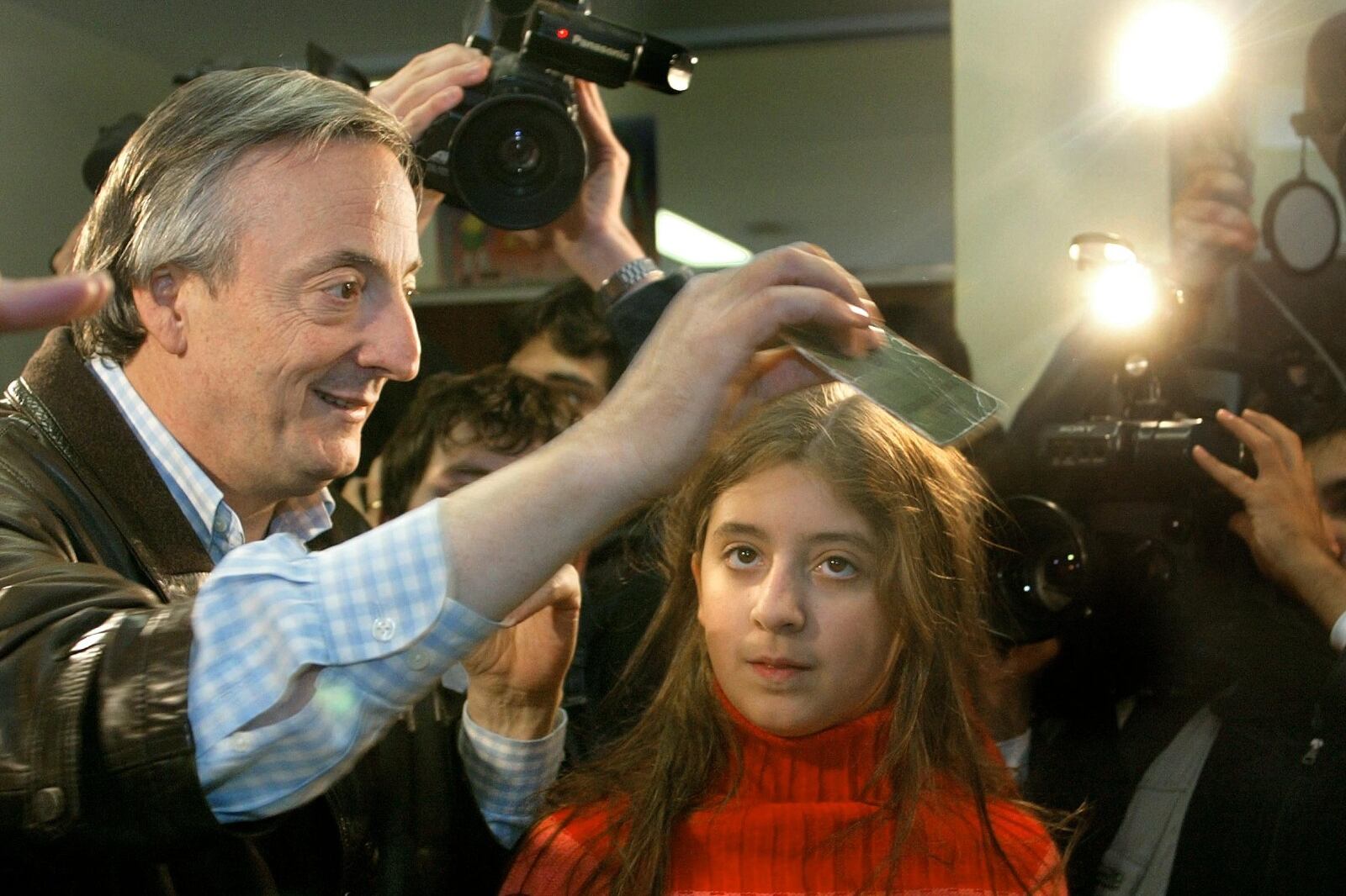 Kirchner, acompañado por su hija Florencia, vota en las elecciones que lo llevaron a la Casa Rosada.