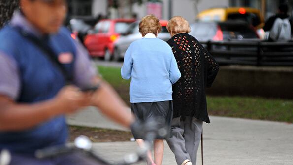 Las paritarias pierden con la inflación, los jubilados lo sufren.
