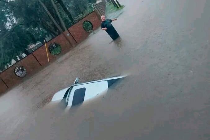 En Zárate el agua tapó autos hasta el techo.