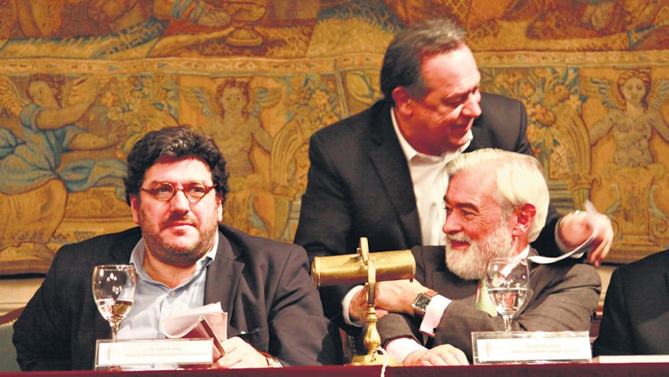 El ministro Avelluto y Darío Villanueva, de la RAE, en la presentación.