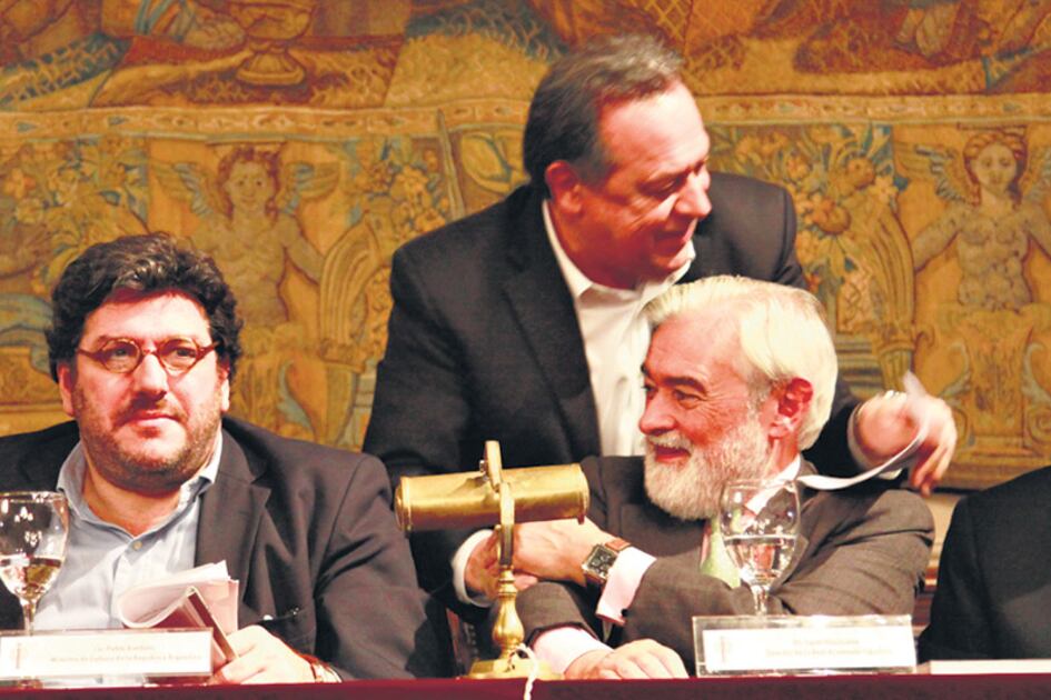 El ministro Avelluto y Darío Villanueva, de la RAE, en la presentación.