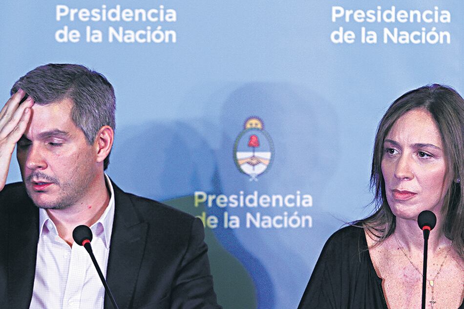 Marcos Peña y María Eugenia Vidal en la conferencia de prensa tras la reunión de gabinete ampliado.