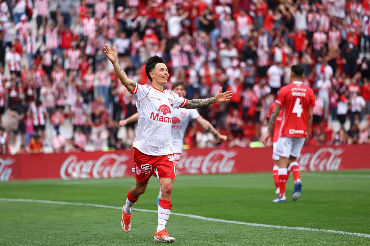 Luna inicia el festejo de su gol