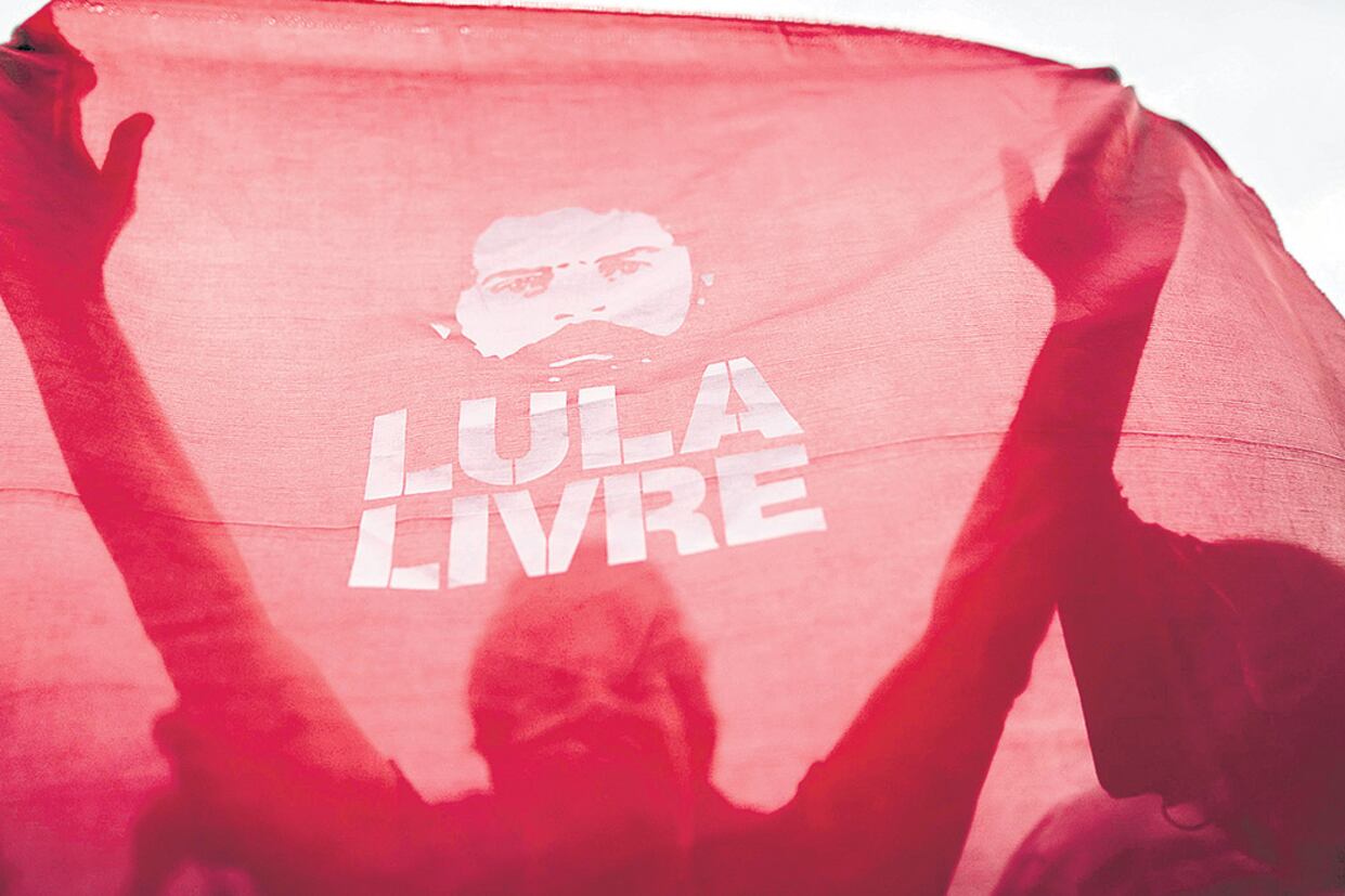 Un simpatizante del ex presidente se manifiesta cerca del Supremo Tribunal Federal en la capital brasileña