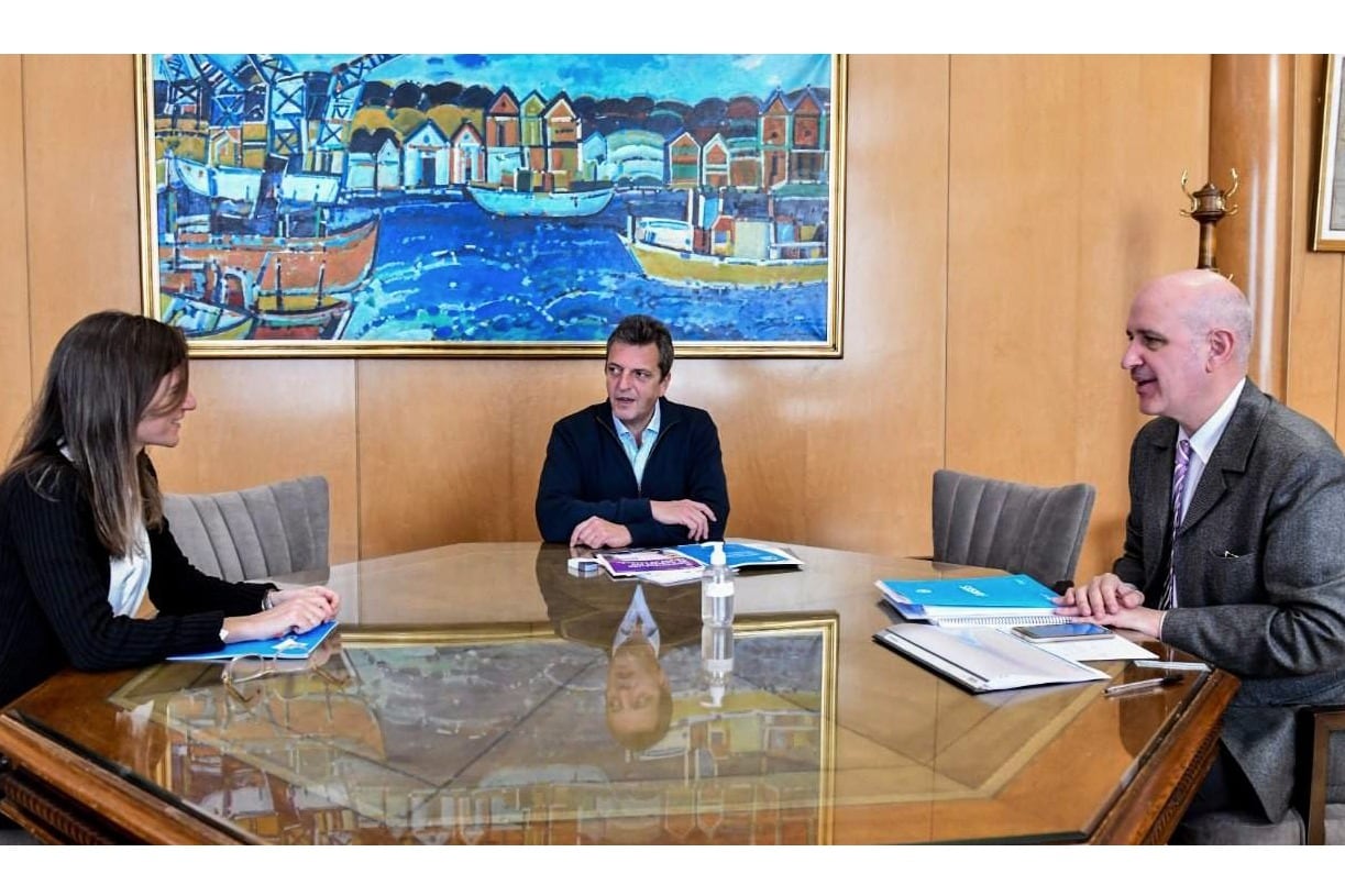 Sergio Massa junto a Raúl Rigo (Hacienda). En la foto, con Fernanda Raverta .