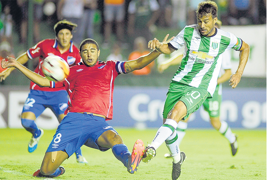 Cvitanich le gana al esfuerzo de Arismendi. Espino mira.