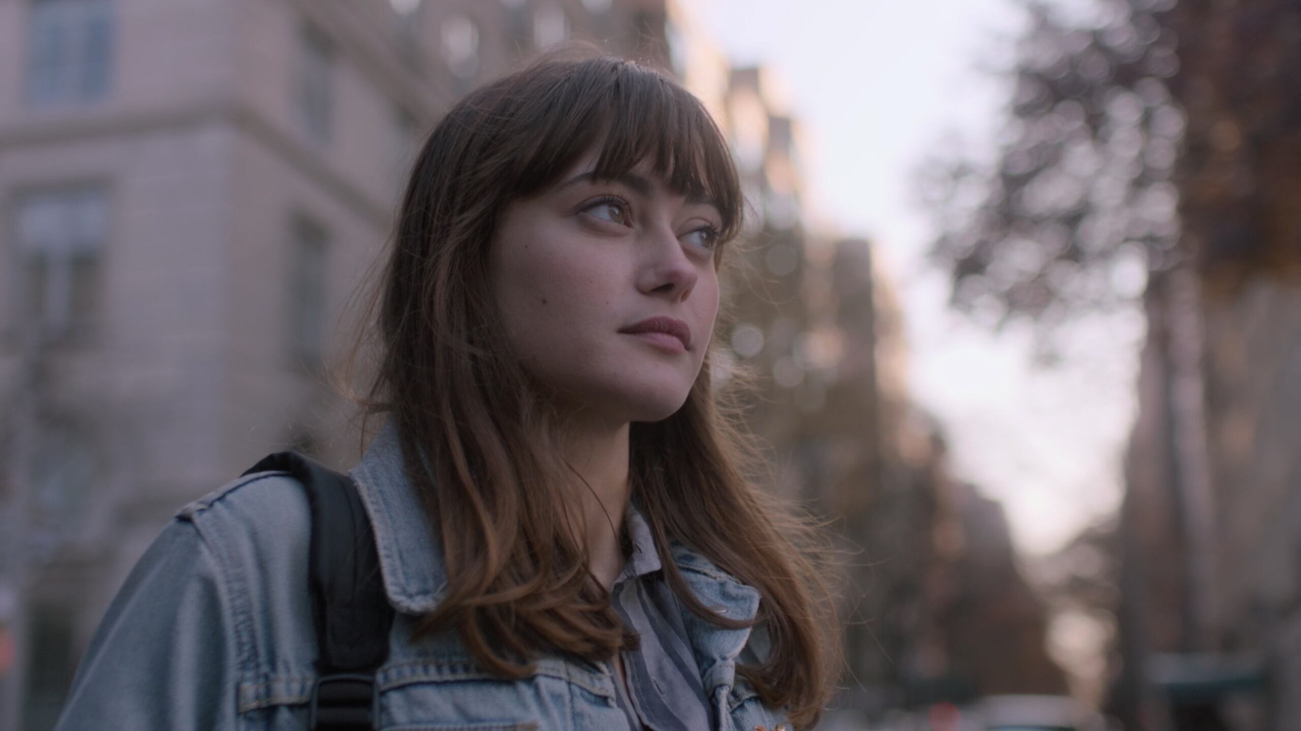 Tess, una chica de 22 años, llega sola a Nueva York en la serie Sweetbitter, de la plataforma Starzplay.