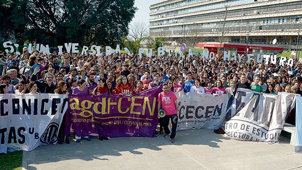 “Sin universidad pública no hay futuro”, fue la consigna del abrazo simbólico realizado ayer en la Ciudad Universitaria de la UBA.