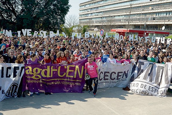“Sin universidad pública no hay futuro”, fue la consigna del abrazo simbólico realizado ayer en la Ciudad Universitaria de la UBA.