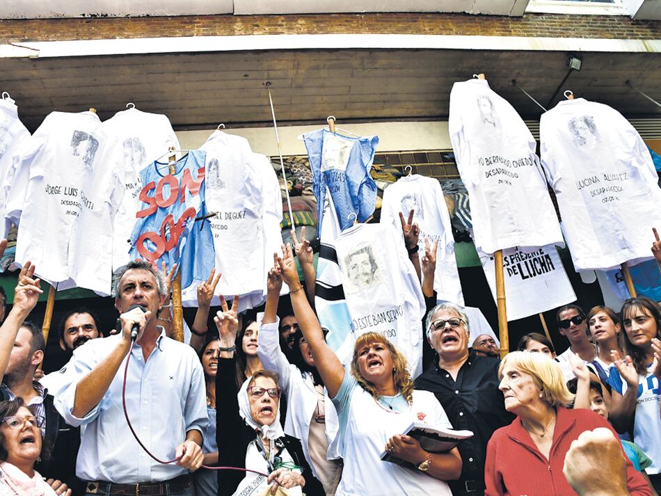 La comunidad de la escuela Carlos Della Penna realizó ayer un abrazo al establecimiento.
