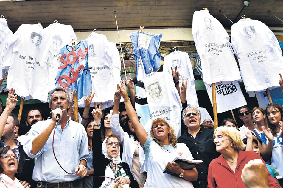 La comunidad de la escuela Carlos Della Penna realizó ayer un abrazo al establecimiento.