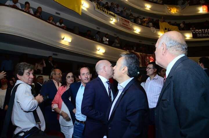 Cornejo mira a la tribuna mientras cantan el canto contra Macri.