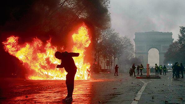 Protesta violenta y represión en Campos Elíseos.