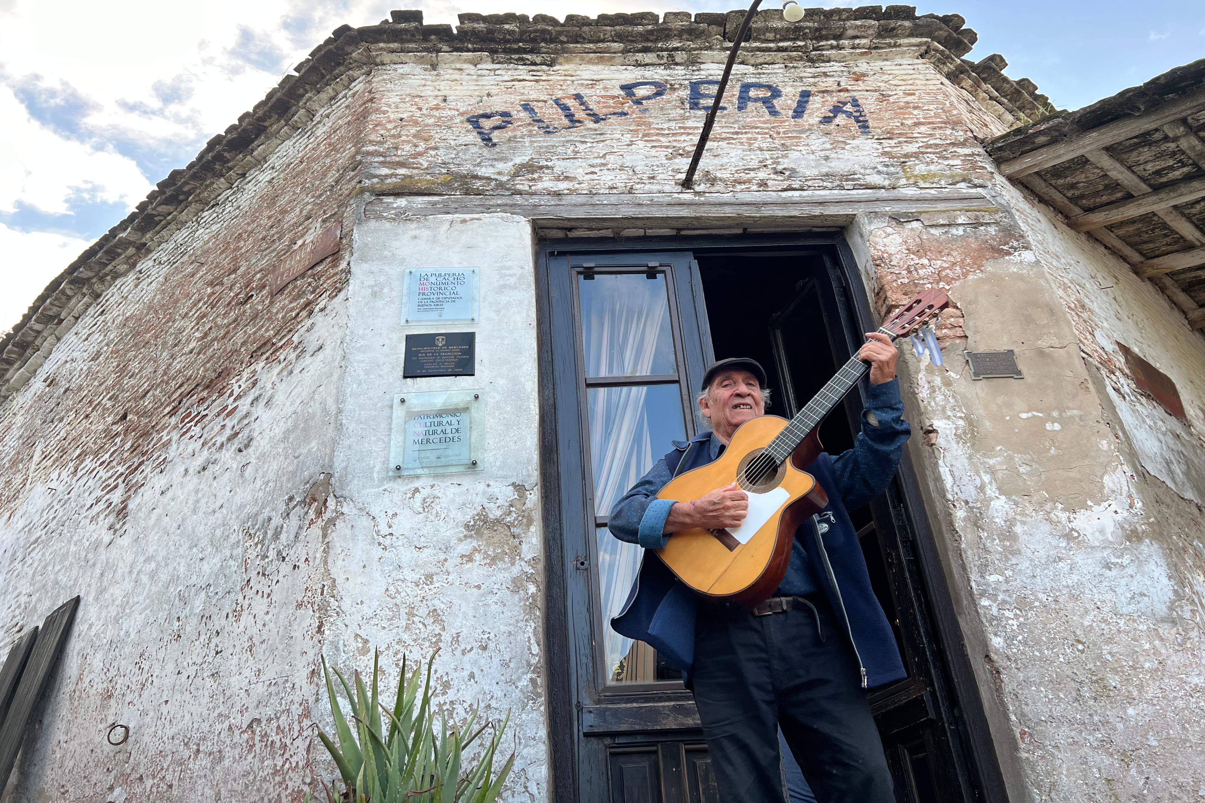 José María Larralde en la pulpería de Cacho di Catarina en Mercedes.