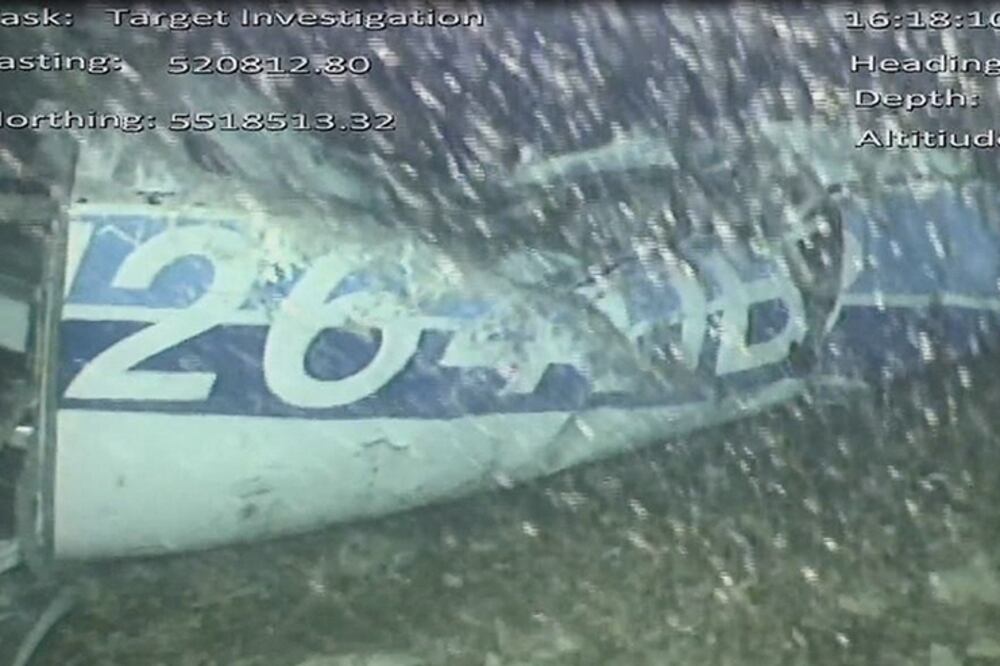 El avión se encuentra a 67 metros de profundidad.